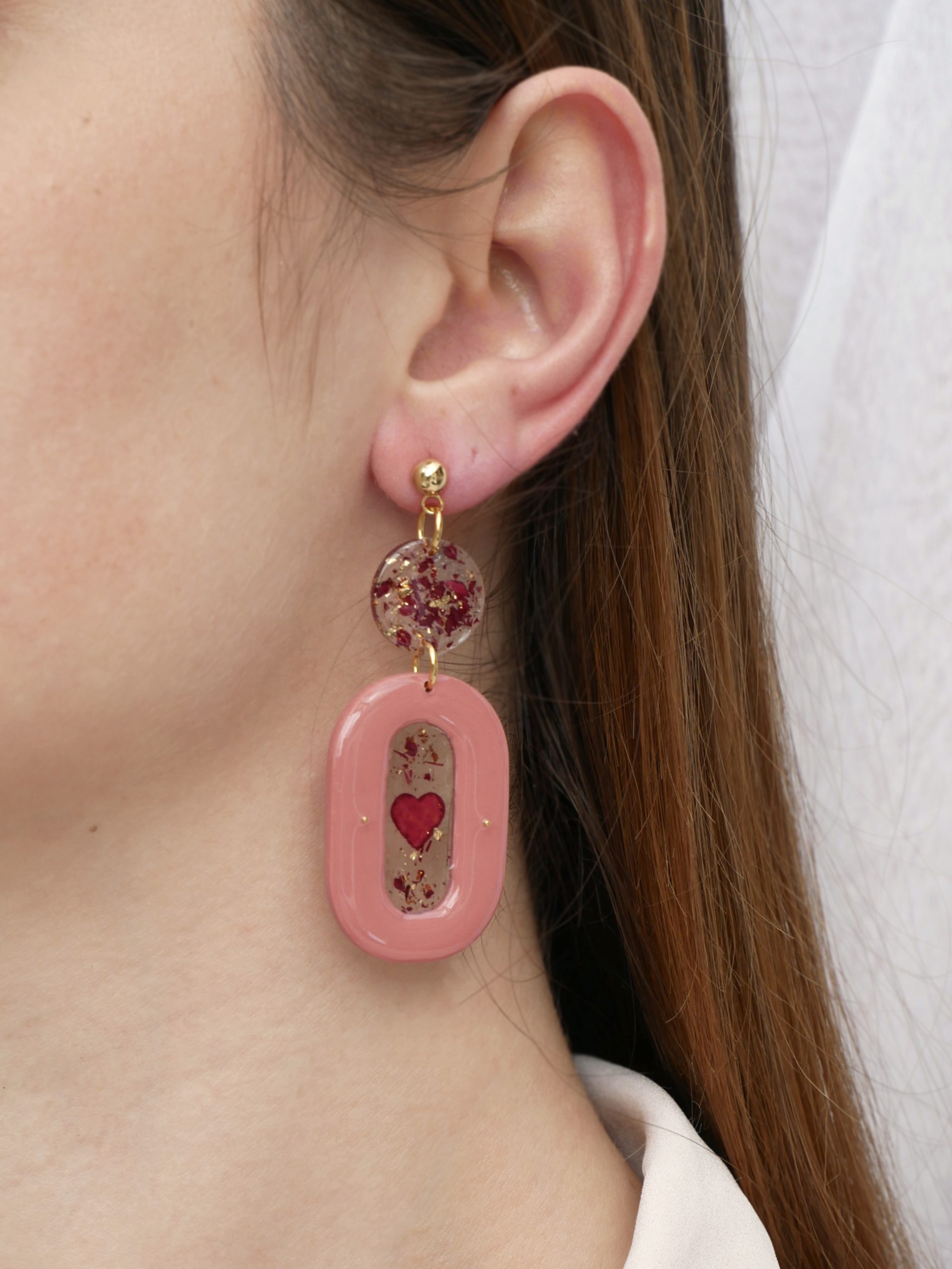 rosalie boucle d oreille portee rose petale coeur