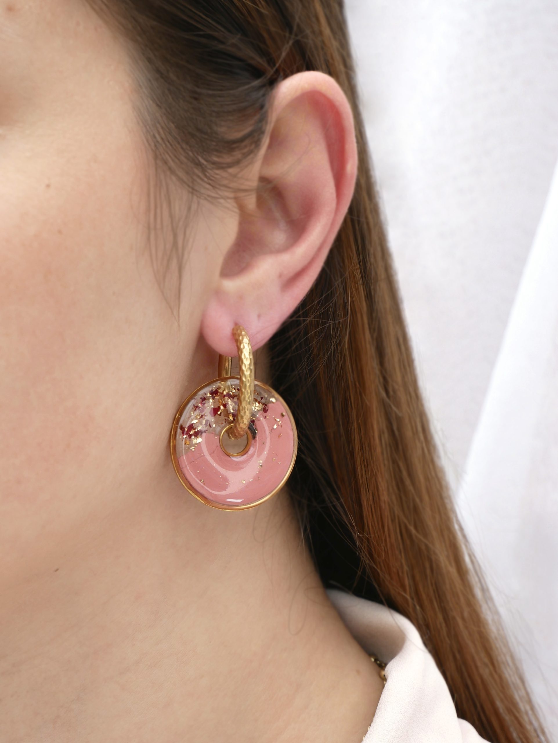 Pampilles roses Grain de Rose – bijou fait main en résine, argile et fleurs séchées