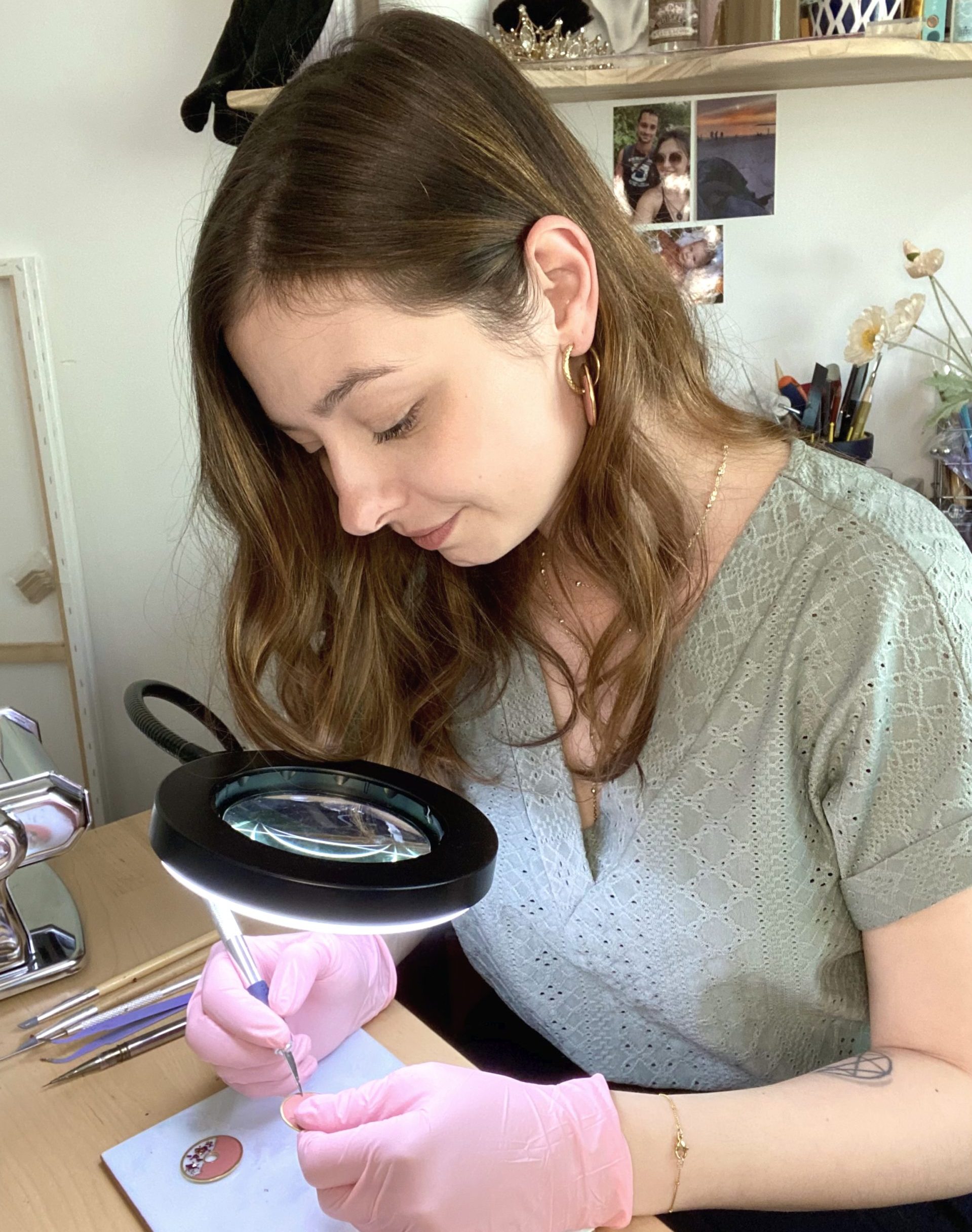 créatrice de la marque en train de travailler des bijoux à son atelier